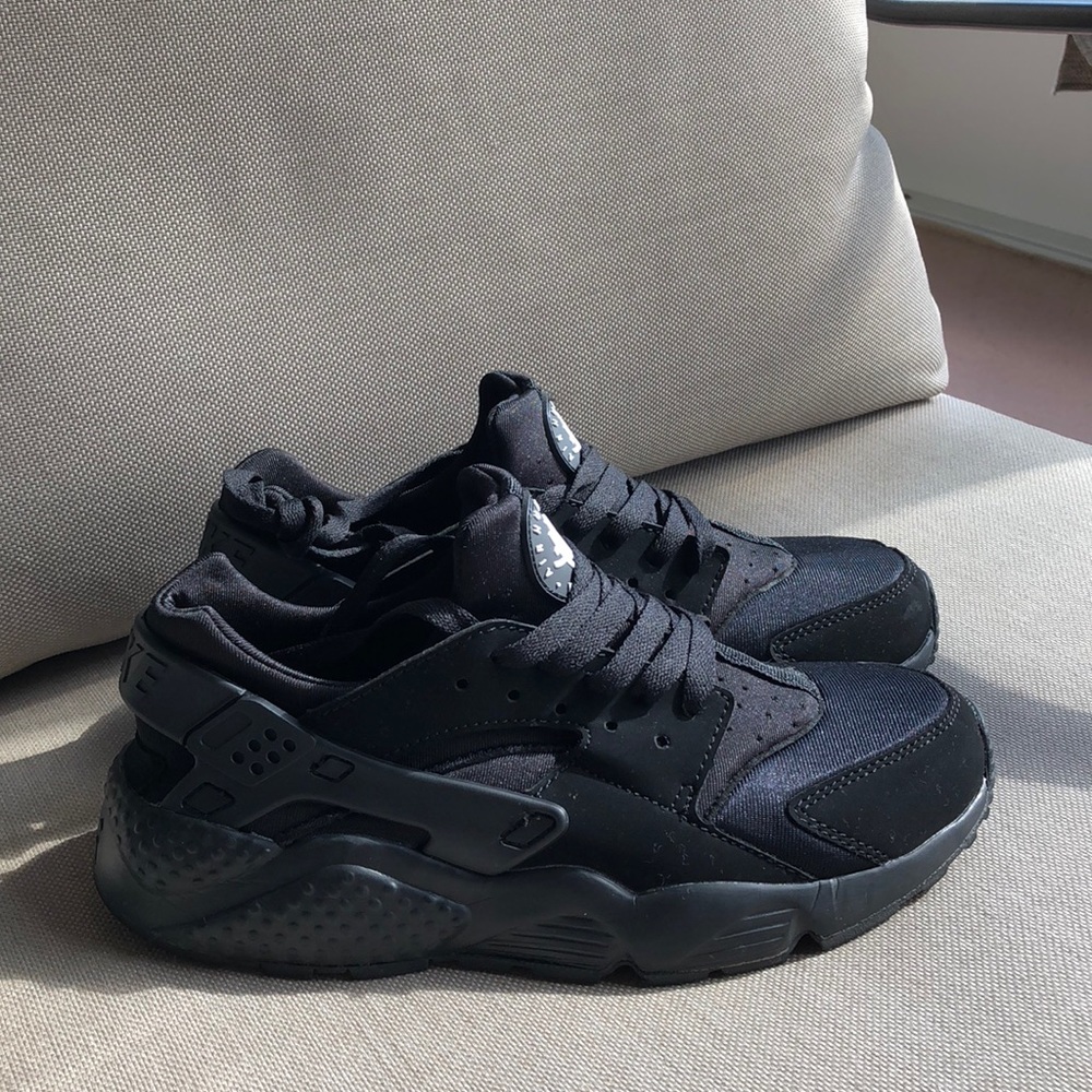 NEW NIKE AiR HUARACHE TRIPLE BLACK